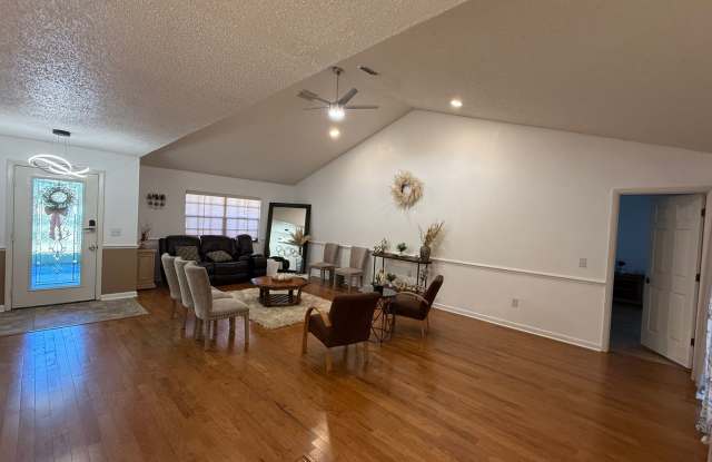 Immaculate and Newly Remodeled 4 bed 2 bath in Pine Lakes Gallery 3
