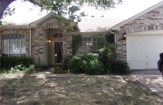 105 Crestview Drive - 105 Crestview Drive, Arlington, TX 76018
