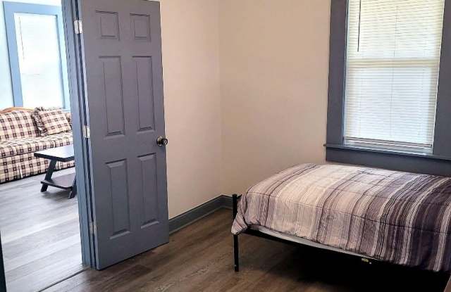 4011 Pulaski Street - Room 1 Gallery 2