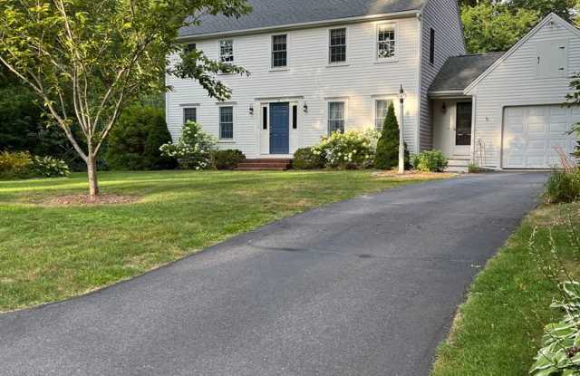 Executive 4 Br / 2.5 Ba Executive Colonial in Sandwich photos photos