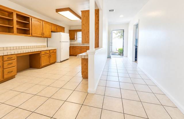 5 Bed 3 Bath Home Near Campus with a PRIVATE POOL! Gallery 3