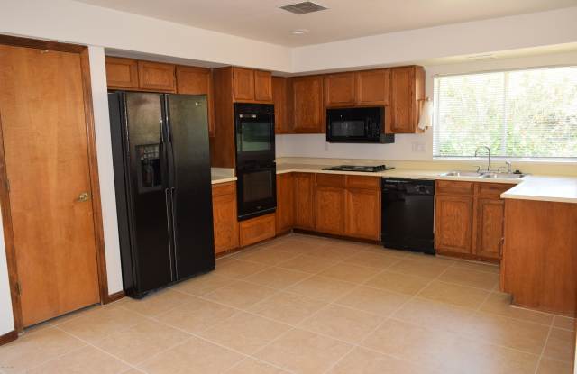 1809 E HARMONT Drive Gallery 2