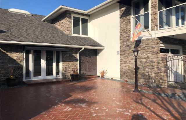 6931 Garden Gallery 2