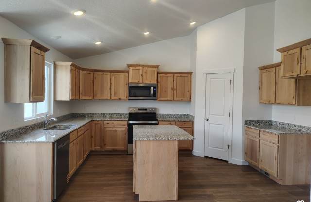 Brand-New 2026: 3BR/2BA with Vaulted Ceilings, Granite Countertops & Fully Fenced Yard! Gallery 3