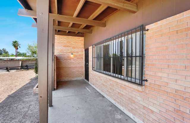 Eastside home- 4 bedroom/ 2 bathrooms, pool and large backyard photos photos