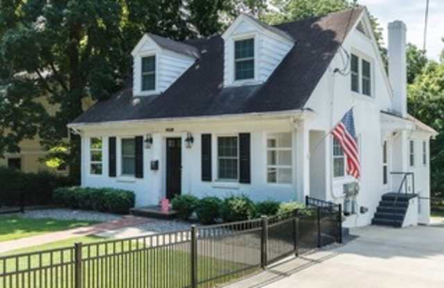 Great Location! One Bedroom Triplex, Great for Pets! The Village District - Available April 10th! Gallery 3