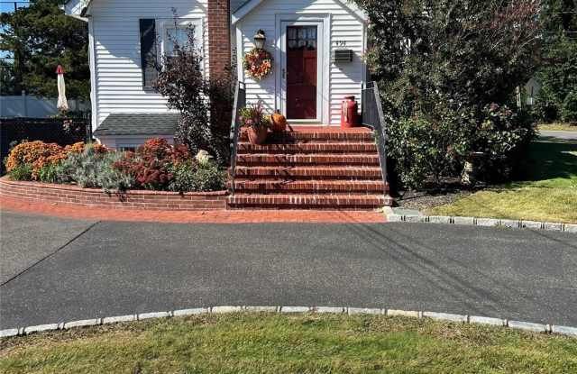 494 Old Country Road Gallery 1
