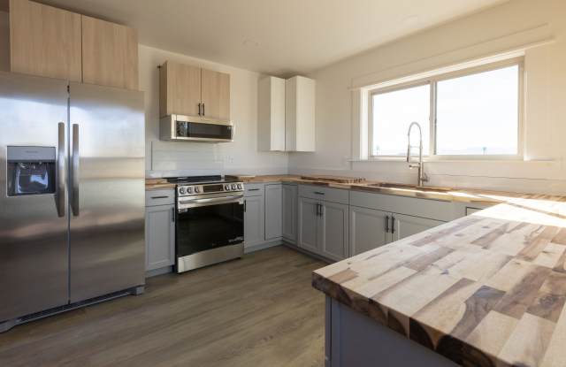 546 Alaska Frontage Road - Shop and Apartment photos photos