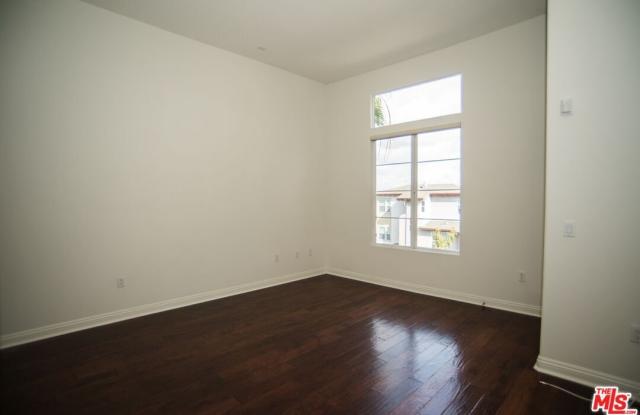 5831 Seawalk Dr Gallery 1