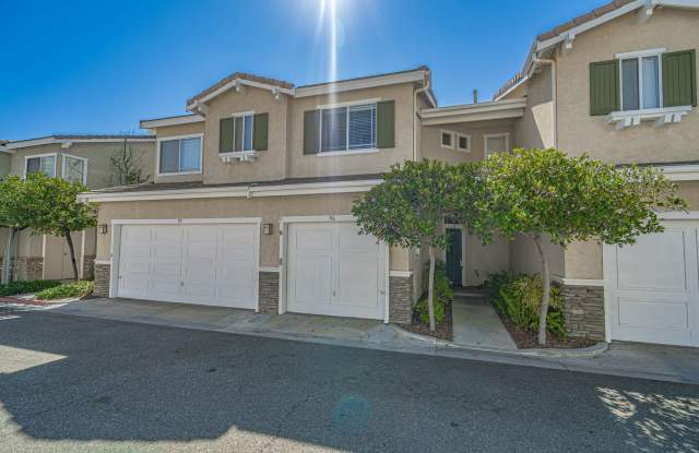 No Showings! 2 Bedroom Townhome for Rent in The Montanas! Gallery 1