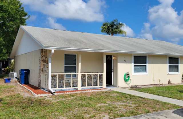 Annual unfurnished 2/2 beautifully renovated duplex only 4 miles from the beach! Gallery 4