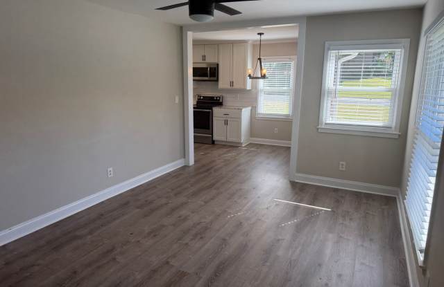 Lovely Three Bedroom Home in Windsor Park Neighborhood! Gallery 3