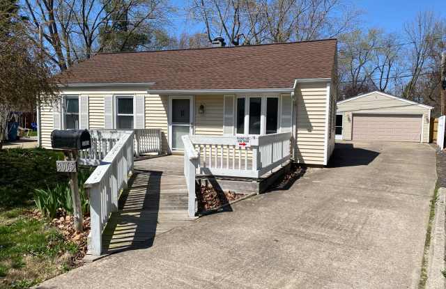 3br 1bth 2cg. Huge back yard photos photos