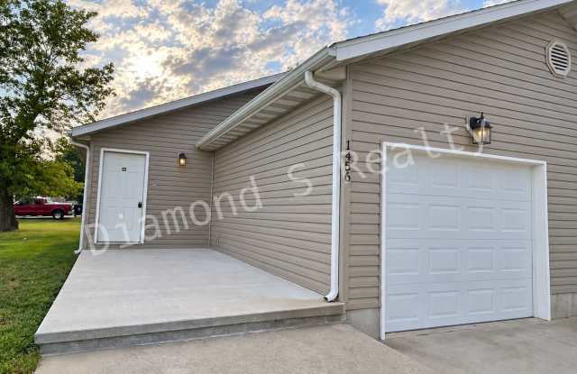 Nice 3 Bedroom Duplex Available Early October! Gallery 1