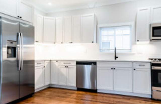 ROOM FOR RENT IN 5-BEDROOM TOWNHOUSE IN OAK SQUARE | IN-UNIT LAUNDRY + PARKING Gallery 3