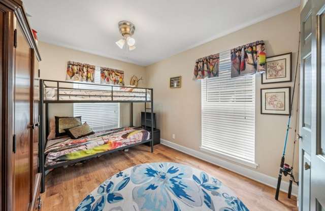 FOR LEASE!! Great location! Gallery 4