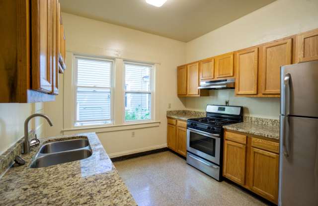 963 Lancaster Ave - AVAILABLE 7/1/27 - Spacious Single Family Home Close To Campus Gallery 3