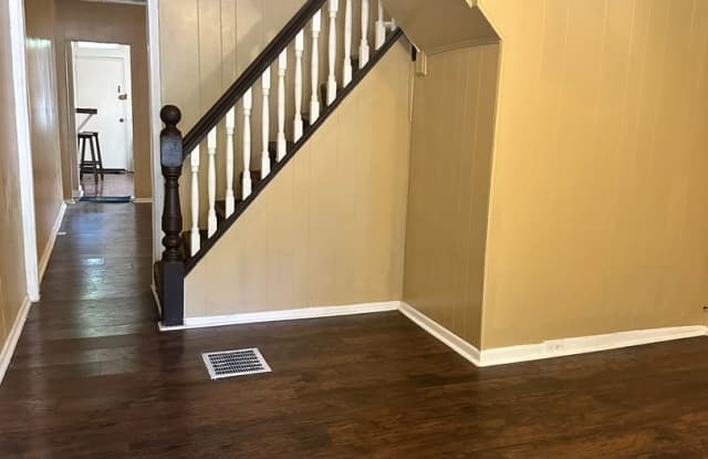 Spacious Home for Rent! W/D Hook-Up! Available Now! Gallery 3