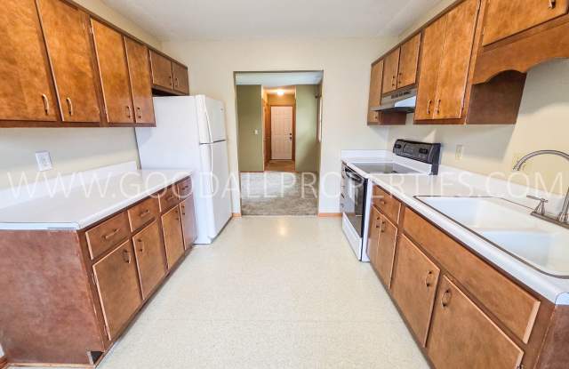 Spacious Perry 2-Bedroom Duplex with Attached Garage + Basement Gallery 3