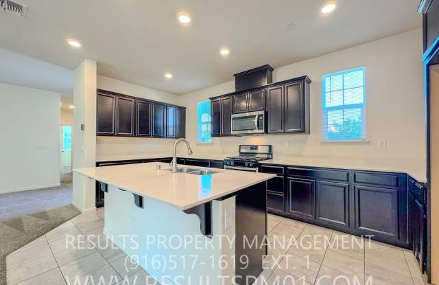 Lovely and Spacious 4 Bedroom Home w Loft photos photos