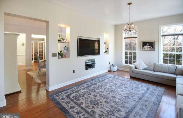 18400 LANIER ISLAND SQ Gallery 4