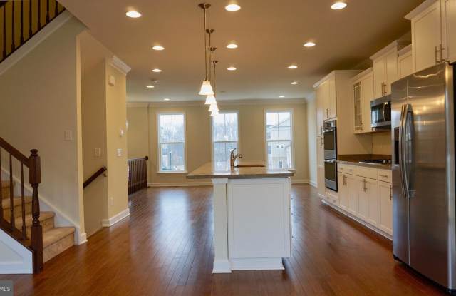 42635 OAK PARK SQUARE Gallery 3
