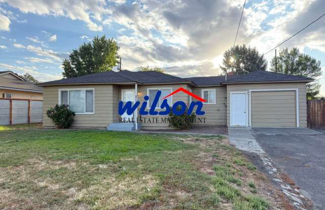 Charming 3-Bedroom Retreat with Fenced Back Yard! photos photos