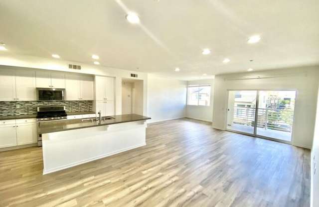 5440 Strand Gallery 3