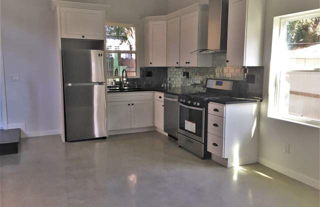 846 N Ridgewood Place Gallery 2