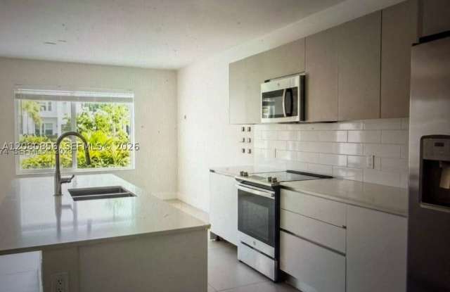 2555 NE 193 ST Gallery 3