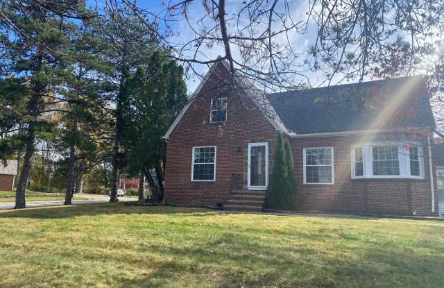 Spacious 4-Bedroom Property with In-Law Suite in North Olmsted photos photos Spacious 4-Bedroom Property with In-Law Suite in North Olmsted photos photos