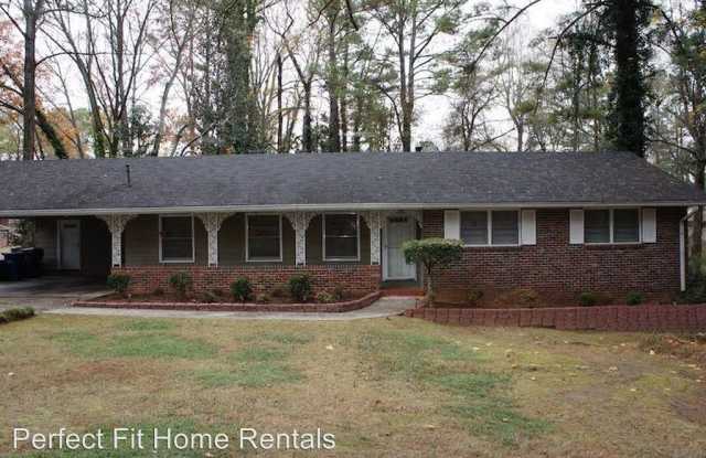2489 Greenwood Circle - 2489 Greenwood Circle, East Point, GA 30344
