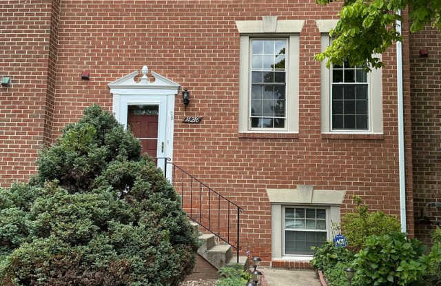 Very well maintained 3BR 3.5BA 3 level Colonial Townhome with fully fenced yard photos photos
