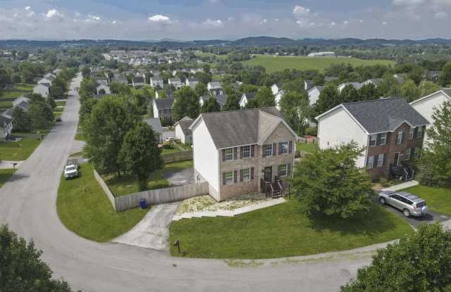 Spacious Home with Beautiful Sunroom & Lawn Care Included Gallery 4