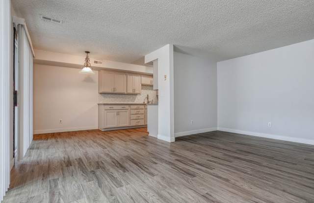 Prime Patio, Air Conditioning, Pool Access & Garage Space - Gated Community Gallery 1