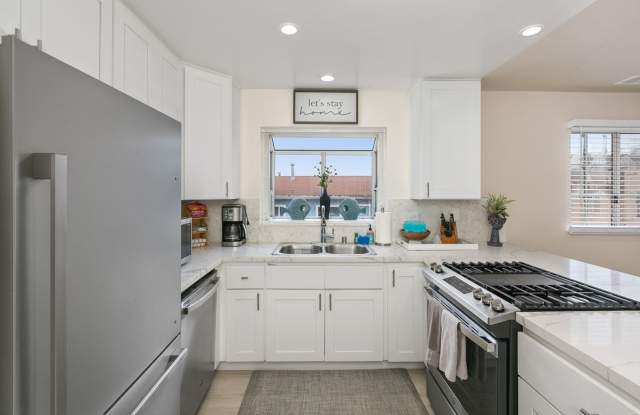 Spacious 3 BD/3 BA Furnished Home Near Mission Beach 9-Month Lease photos photos