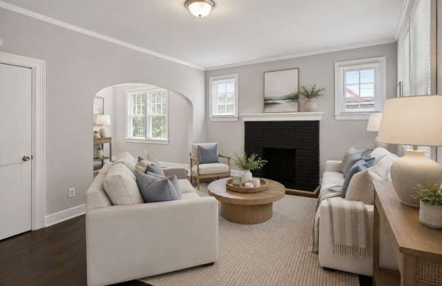 Large Unfurnished 2BR/1BA Downtown Home Walking Distance to Forsyth Park and Daffin Park Gallery 3