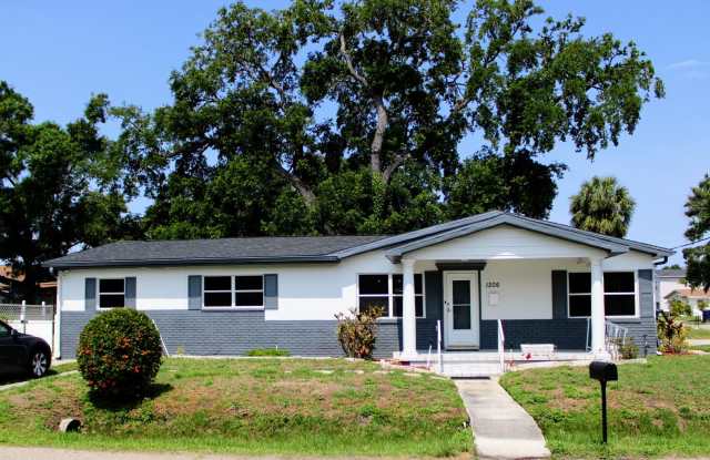 Stylish 3-Bedroom Bungalow Near Downtown Tampa - AVAILABLE ON JULY 5TH photos photos