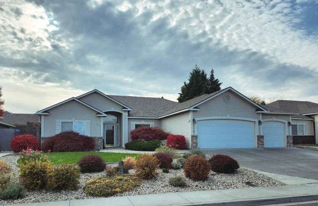 Stunning S. Richland Home- Home Office, Soaking Tub in Primary Suite Bathroom - 1668 Venus Circle, Richland, WA 99352