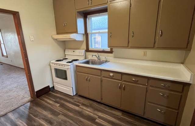 2 Bed 1 Bath + Double Stall Garage Gallery 4