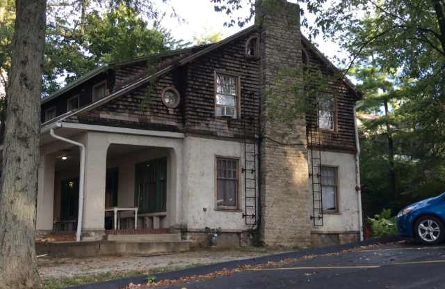 6 bedroom 2 full bath single family home with yard Gallery 1