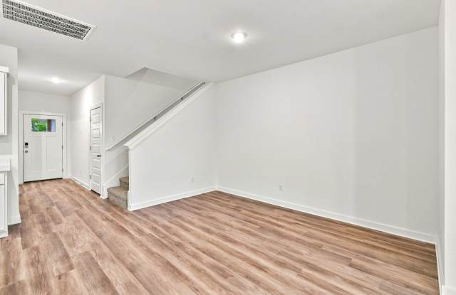 Brand‑New 4 Bed / 3 Bath Home with Modern Finishes & Fenced Yard Gallery 4