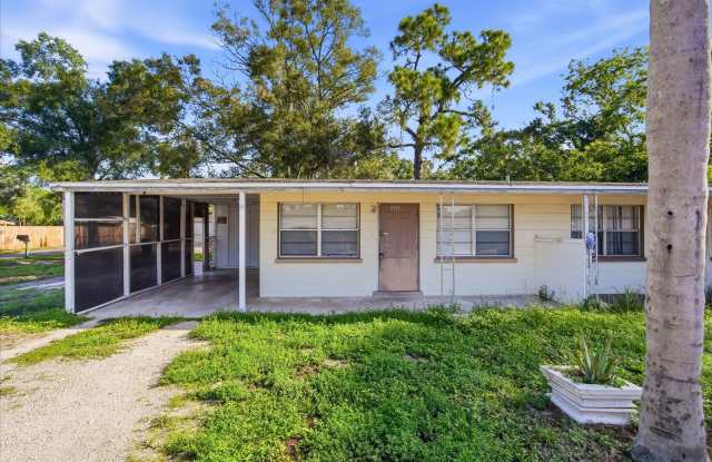Cozy 1-Bedroom Corner Unit with Large Yard! Gallery 1