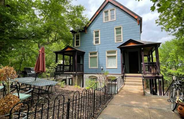 Kenwood 2 Bedroom, Video Walkthrough, Parking, 2 Level Apartment, Video Walkthrough, 1 Month Free - 1110 Kenwood Parkway, Minneapolis, MN 55405