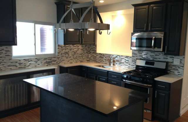 Luxurious 2 Bedroom on a dead end street on the South Side flats photos photos