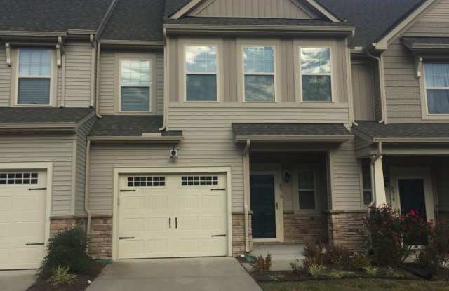 Available Now!  2 story town home in Liberty Crossing, spacious and bright Gallery 1