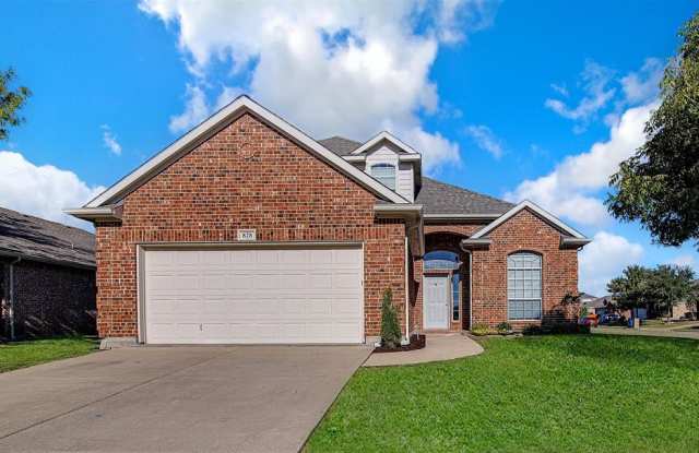 828 Pebblecreek Drive - 828 Pebble Creek Drive, Burleson, TX 76028