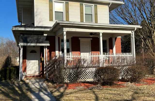 3 Bedroom/2.5 Bathroom House - Available Immediately - Not Student Permitted Gallery 4