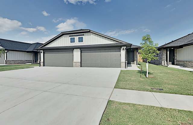2 Bedroom 2 Bathroom 2 Car Garage Duplex close to Broadway Extension, a short distance from Edmond and easy access to downtown OKC Gallery 1