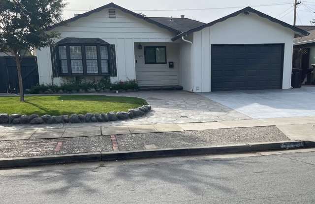 Spacious house with Skylights, Hardwood floors, Family room and Gardener photos photos